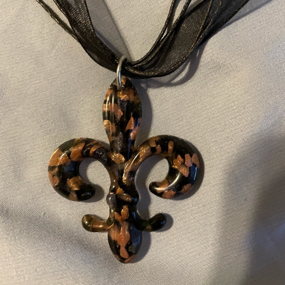 ▶️ Fleur De Lis